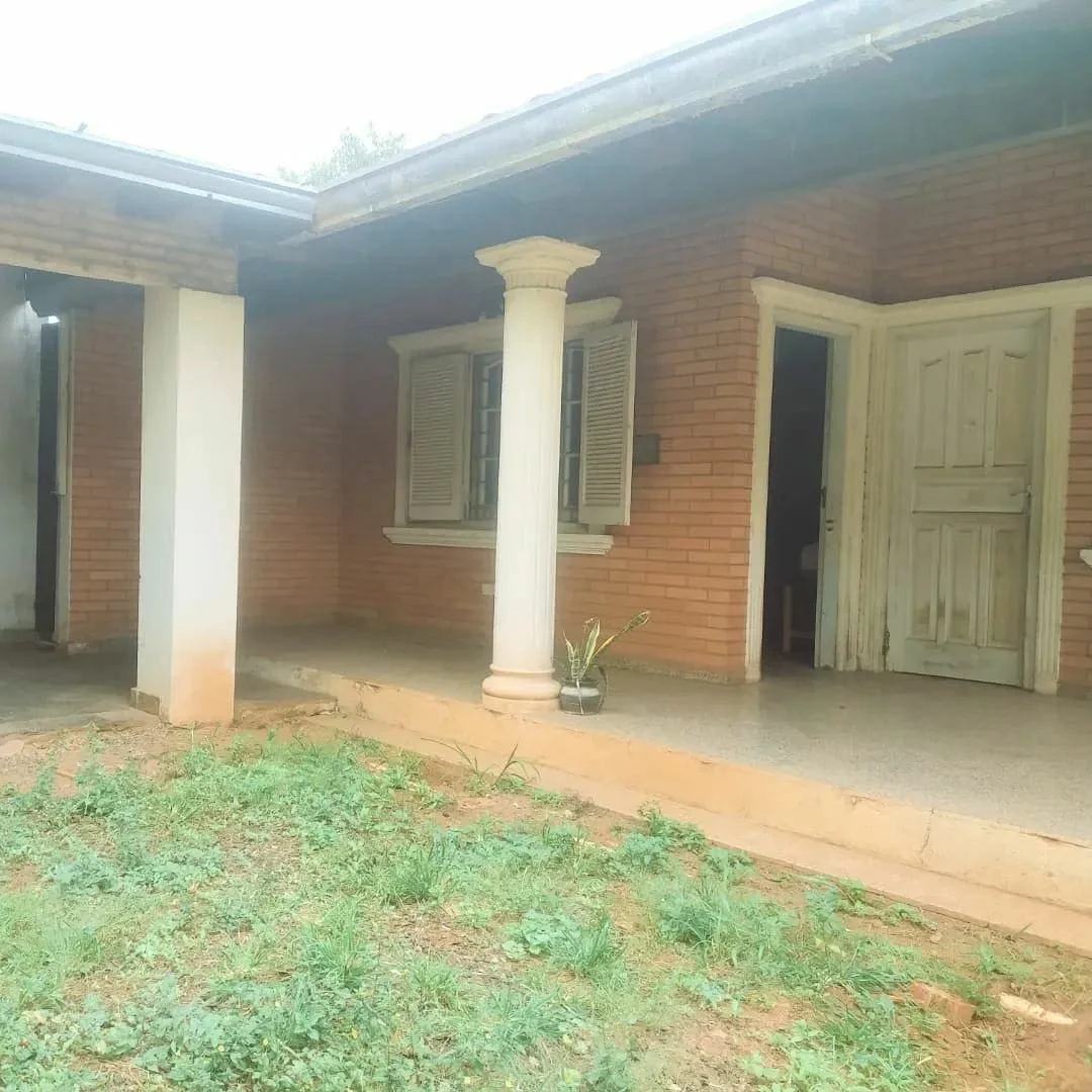 VENDO AMPLIA CASA DE MUY BUENA UBICACIÓN EN EL CUARTO BARRIO DE LUQUE - Luque